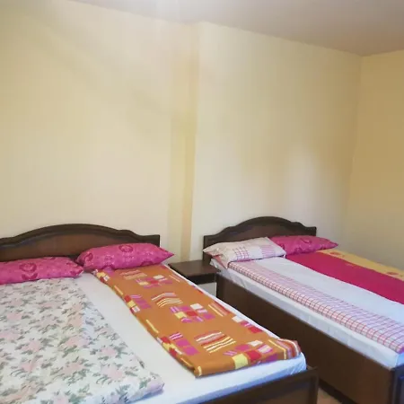 Πανσιόν Zsanett Apartmanhaz *
